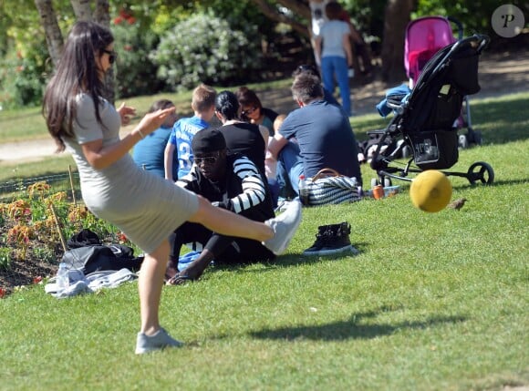 Bacary Sagna, son épouse Ludivine et leurs enfants Elis et Kais sur le Champ-de-Mars à Paris le 14 juin 2015