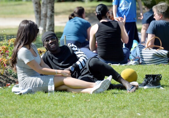 Bacary Sagna, son épouse Ludivine et leurs enfants Elis et Kais sur le Champ-de-Mars à Paris le 14 juin 2015
