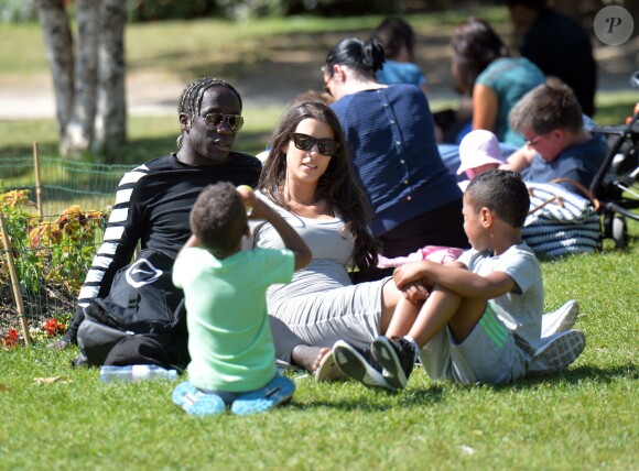 Bacary Sagna, son épouse Ludivine et leurs enfants Elis et Kais sur le Champ-de-Mars à Paris le 14 juin 2015