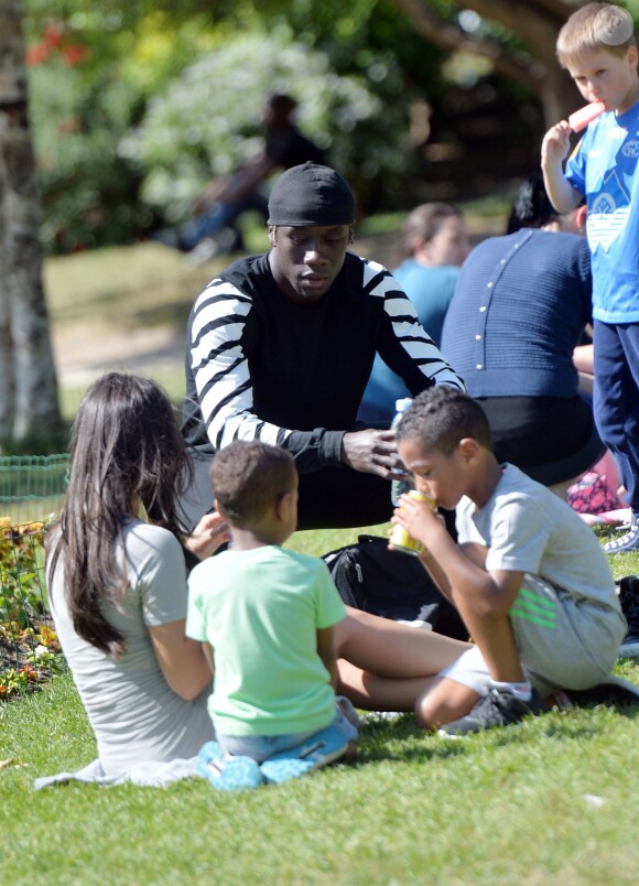 Bacary Sagna, son épouse Ludivine et leurs enfants Elis et Kais sur le Champ-de-Mars à Paris le 14 juin 2015