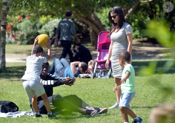 Bacary Sagna, son épouse Ludivine et leurs enfants Elis et Kais sur le Champ-de-Mars à Paris le 14 juin 2015