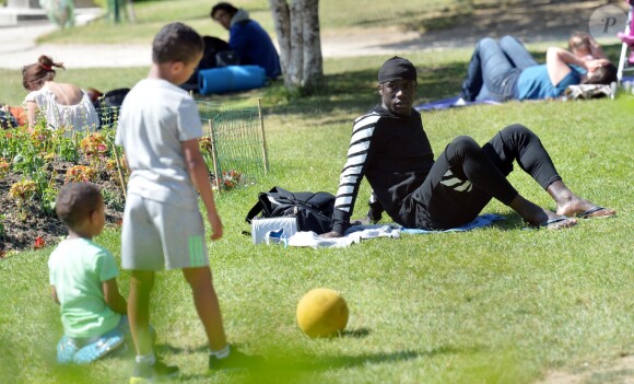 Bacary Sagna, son épouse Ludivine et leurs enfants Elis et Kais sur le Champ-de-Mars à Paris le 14 juin 2015