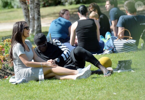 Bacary Sagna, son épouse Ludivine et leurs enfants Elis et Kais sur le Champ-de-Mars à Paris le 14 juin 2015