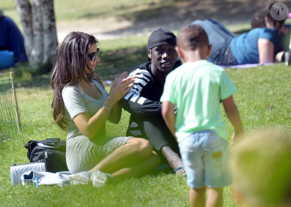 Bacary Sagna, son épouse Ludivine et leurs enfants Elis et Kais sur le Champ-de-Mars à Paris le 14 juin 2015