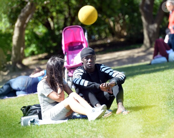 Bacary Sagna, son épouse Ludivine et leurs enfants Elis et Kais sur le Champ-de-Mars à Paris le 14 juin 2015