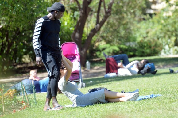 Bacary Sagna, son épouse Ludivine et leurs enfants Elis et Kais sur le Champ-de-Mars à Paris le 14 juin 2015