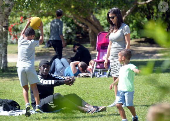 Bacary Sagna, son épouse Ludivine et leurs enfants Elis et Kais sur le Champ-de-Mars à Paris le 14 juin 2015