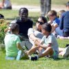 Bacary Sagna, son épouse Ludivine et leurs enfants Elis et Kais sur le Champ-de-Mars à Paris le 14 juin 2015
