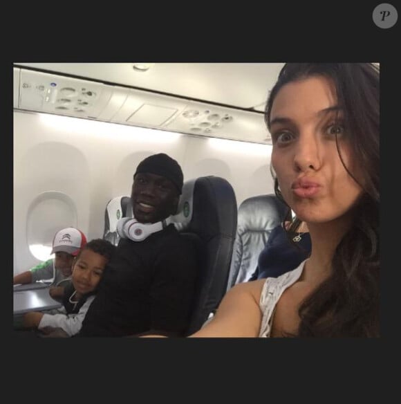 Bacary Sagna et sa femme Ludivine avec leurs enfants dans un avion pour le Portugal - juin 2015
