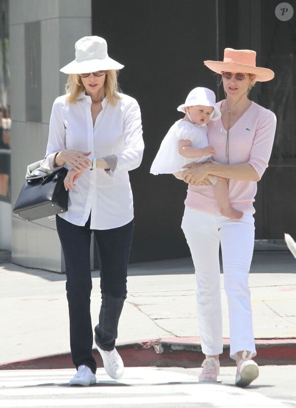 Kelly Rutherford avec sa fille Helena et sa soeur, dans les rues de Beverly Hills, le 5 juin 2010