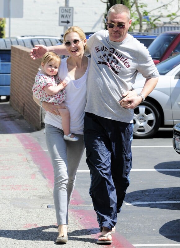 Kelly Rutherford à West Hollywood avec sa fille Helena Grace, et son nouveau compagnon, le 13 mai 2010