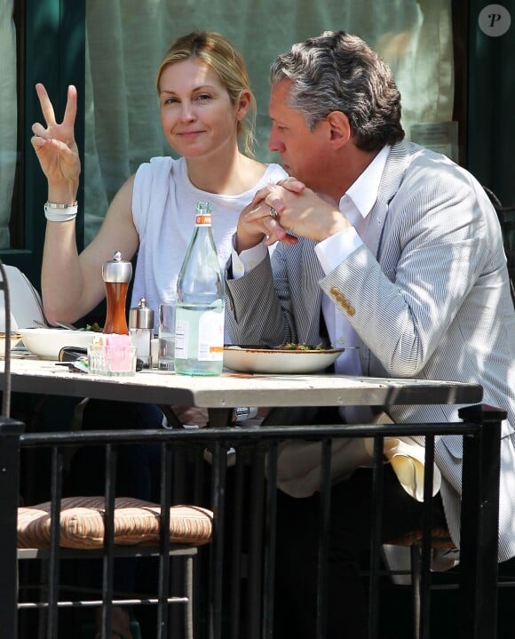 Exclusif - Kelly Rutherford fait un signe "peace" aux photographes alors qu'elle déjeune en terrasse du restaurant Sant Ambroeus avec un ami à New York, le 5 mai 2015. 