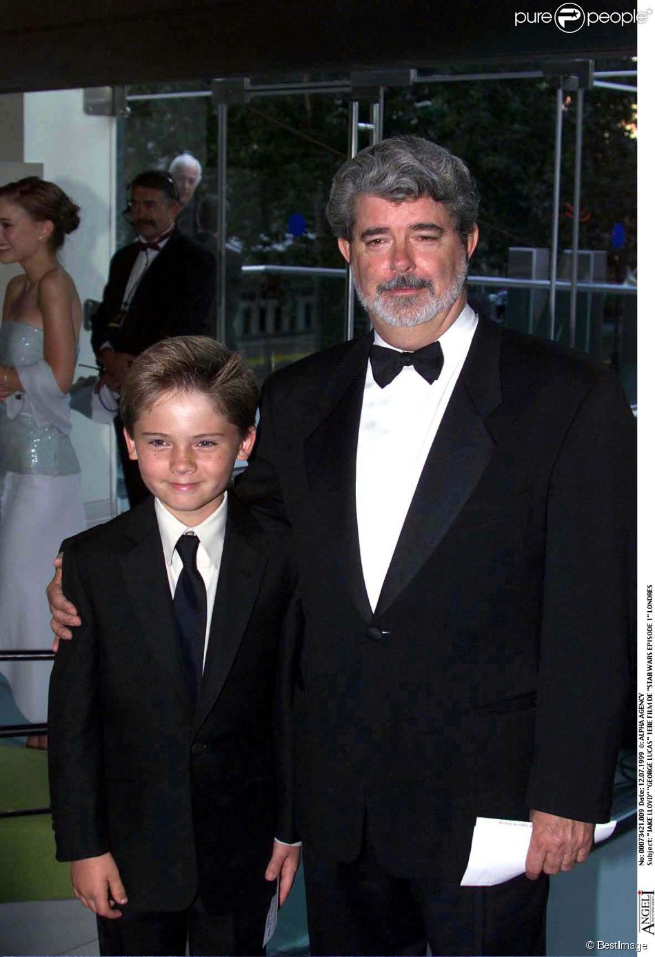  Jake Lloyd et George Lucas lors de la premi&amp;egrave;re de Star Wars : La menace fant&amp;ocirc;me, &amp;agrave; Londres le 12 juillet 1999 
