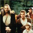 Jake Lloyd entouré de Liam Neeson et Ewan McGregor dans Star Wars : La menace fantôme