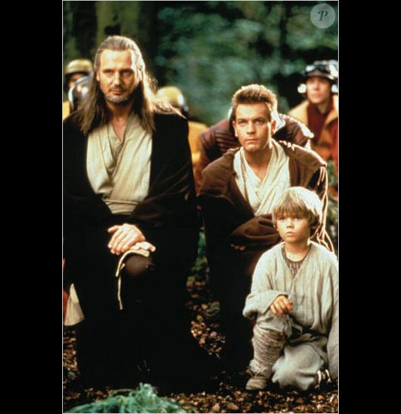 Jake Lloyd entouré de Liam Neeson et Ewan McGregor dans Star Wars : La menace fantôme