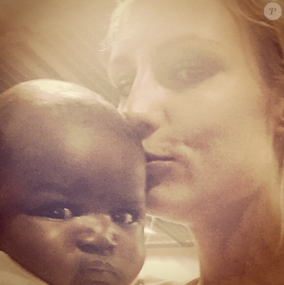 Elodie Gossuin est à Dakar au Sénégal, le mercredi 24 juin, aux côtés des bénévoles de l'Unicef pour une vaste campagne de vaccination des jeunes enfants.