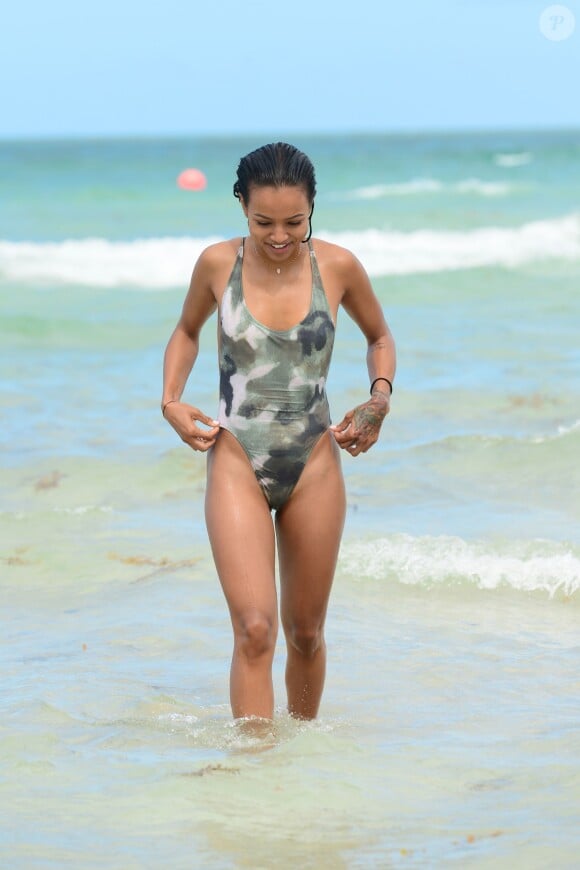 Karrueche Tran profite d'un après-midi ensoleillé sur une plage de Miami, le 15 juin 2015.