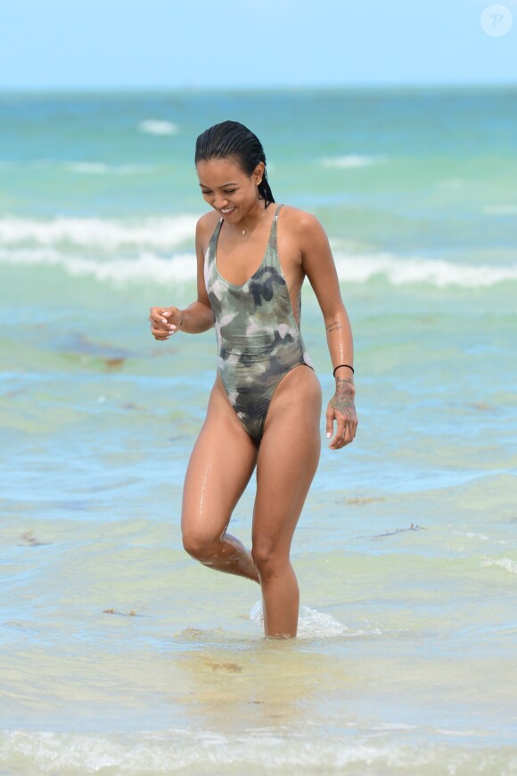 Karrueche Tran profite d'un après-midi ensoleillé sur une plage de Miami, le 15 juin 2015.