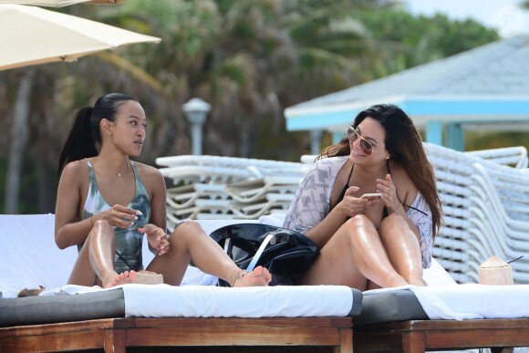 Karrueche Tran profite d'un après-midi ensoleillé sur une plage de Miami, le 15 juin 2015.