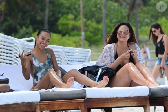 Karrueche Tran profite d'un après-midi ensoleillé sur une plage de Miami, le 15 juin 2015.