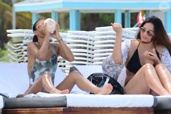 Karrueche Tran profite d'un après-midi ensoleillé sur une plage de Miami, le 15 juin 2015.