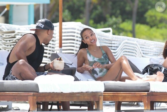 Karrueche Tran profite d'un après-midi ensoleillé sur une plage de Miami. Le 15 juin 2015.