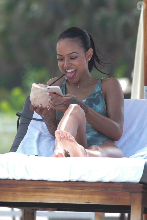 Karrueche Tran profite d'un après-midi ensoleillé sur une plage de Miami. Le 15 juin 2015.