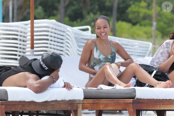 Karrueche Tran profite d'un après-midi ensoleillé sur une plage de Miami. Le 15 juin 2015.
