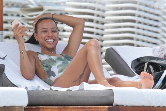 Karrueche Tran profite d'un après-midi ensoleillé sur une plage de Miami. Le 15 juin 2015.