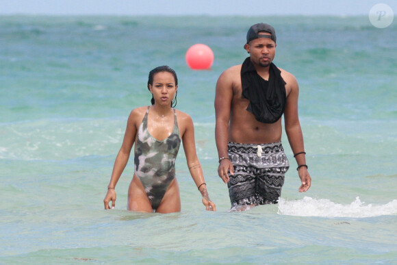 Karrueche Tran profite d'un après-midi ensoleillé sur une plage de Miami. Le 15 juin 2015.