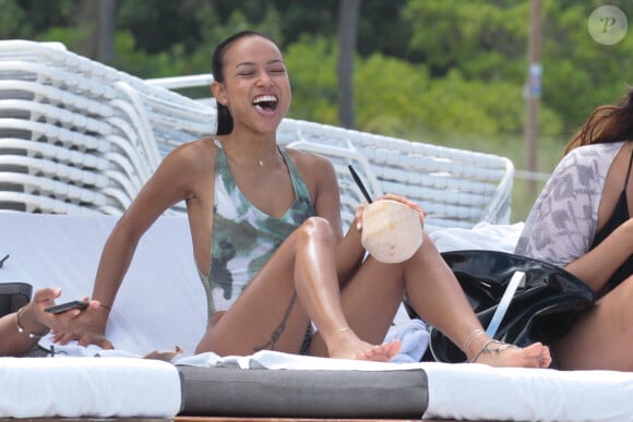 Karrueche Tran profite d'un après-midi ensoleillé sur une plage de Miami. Le 15 juin 2015.