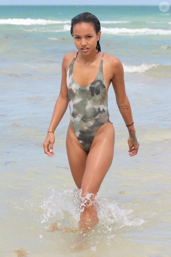Karrueche Tran profite d'un après-midi ensoleillé sur une plage de Miami. Le 15 juin 2015.