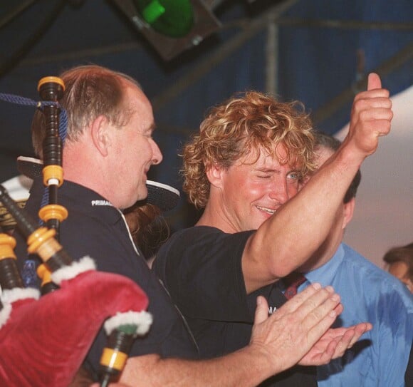 Laurent Bourgnon, vainqueur de la Route du Rhum, à Pointe-à-Pitre, le 21 novembre 1998