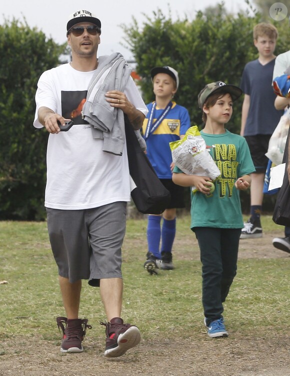 Exclusif - Kevin Federline emmène ses enfants Jayden et Sean jouer au foot à Woodland Hills, le 17 mai 2015 