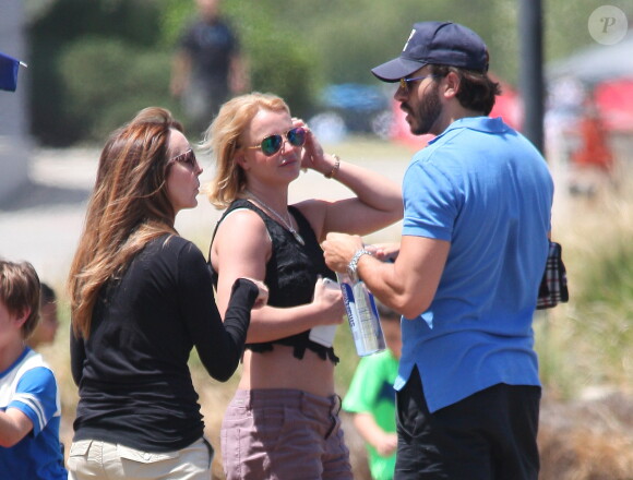 Britney Spears regarde ses fils jouer au football en compagnie de son nouveau petit ami à Woodland Hills le 30 mai 2015. 