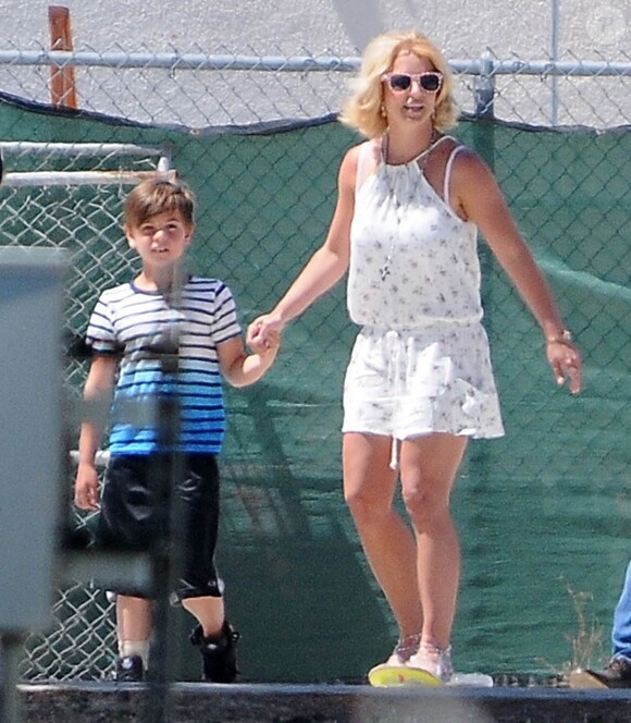 Britney Spears regarde son fils Jayden jouer au football en compagnie de sa mère Lynne Spars à Calabasas, le 12 avril 2015. 