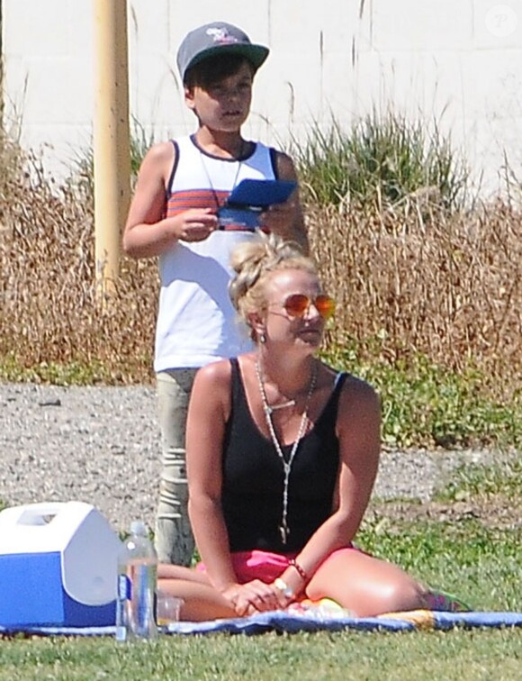 Britney Spears regarde son fils Jayden jouer au football à Woodland Hills en compagnie de son aîné Sean, le 29 mars 2015.