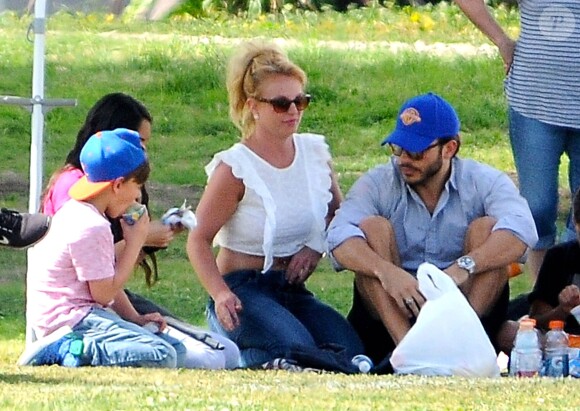 Britney Spears regarde ses fils Sean et Jayden jouer au football en compagnie de son petit ami Charlie Ebersol à Calabasas le 15 mars 2015.