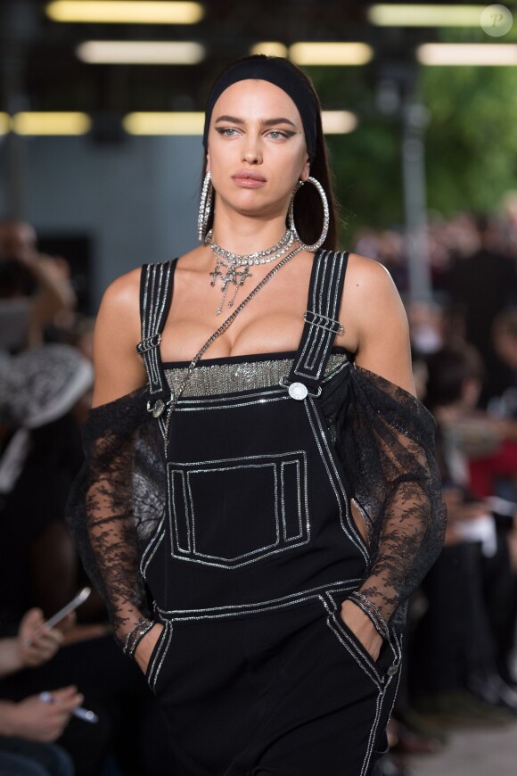 Irina Shayk - Défilé de mode masculine Givenchy printemps-été 2016 à la Halle aux Chevaux à Paris le 26 juin 2015.