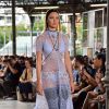 Candice Swanepoel - Défilé de mode masculine Givenchy printemps-été 2016 à la Halle aux Chevaux à Paris le 26 juin 2015.