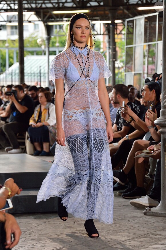 Candice Swanepoel - Défilé de mode masculine Givenchy printemps-été 2016 à la Halle aux Chevaux à Paris le 26 juin 2015.