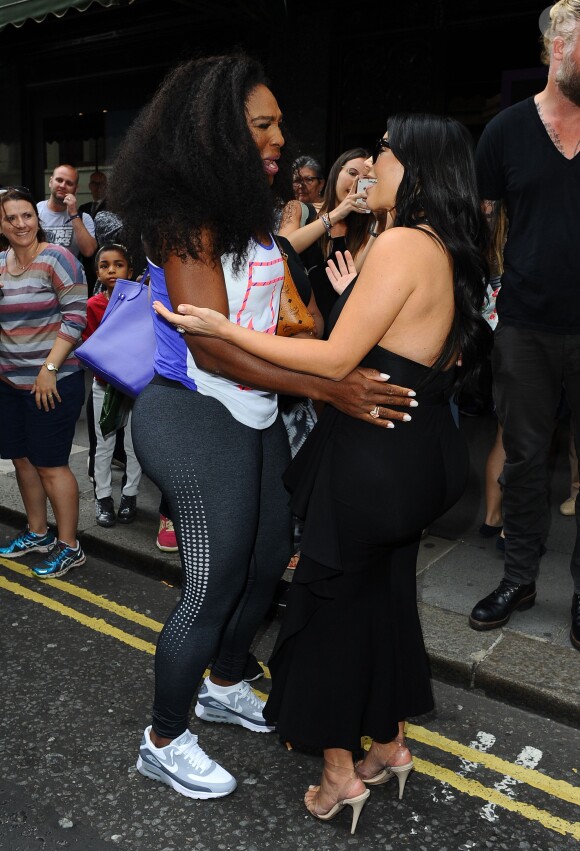 Kim Kardashian tombe sur Serena Williams à Londres, le 26 juin 2015.