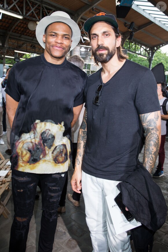 Russell Westbrook et guest - People au défilé de mode masculine Givenchy PAP Printemps / été 2016 à la Halle aux Chevaux à Paris le 26 juin 2015.