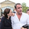 Exclu : Jean Dujardin et sa compagne Nathalie Péchalat à l'inauguration du cinéma communal Jean Dujardin à Lesparre-Médoc accompagné de ses parents le 27 juin 2015.