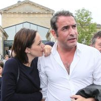 Jean Dujardin : Honoré devant sa chérie Nathalie Péchalat et ses parents, émus