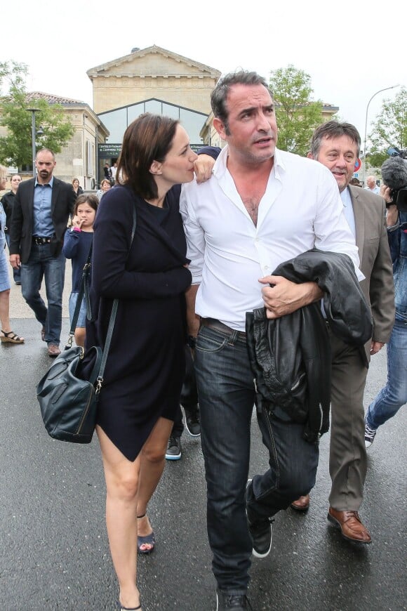 Exclu : Jean Dujardin et sa compagne Nathalie Péchalat à l'inauguration du cinéma communal Jean Dujardin à Lesparre-Médoc accompagné de ses parents le 27 juin 2015.
