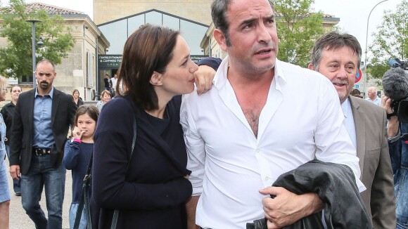 Jean Dujardin : Honoré devant sa chérie Nathalie Péchalat et ses parents, émus