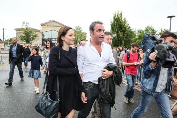 Exclu : Jean Dujardin et sa compagne Nathalie Péchalat à l'inauguration du cinéma communal Jean Dujardin à Lesparre-Médoc accompagné de ses parents le 27 juin 2015. Un jour spécial.