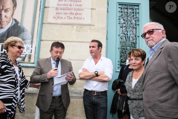 Exclu : L'immense acteur Jean Dujardin et sa compagne Nathalie Péchalat à l'inauguration du cinéma communal Jean Dujardin à Lesparre-Médoc accompagné de ses parents le 27 juin 2015.