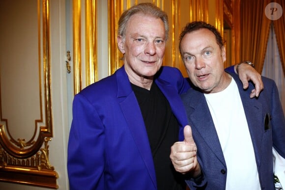 Julien Lepers et Herbert Leonard, lors de la Fête de la musique en présence d'Alexandre Orlov, ambassadeur de la Fédération de Russie, le jeudi 18 juin 2015.